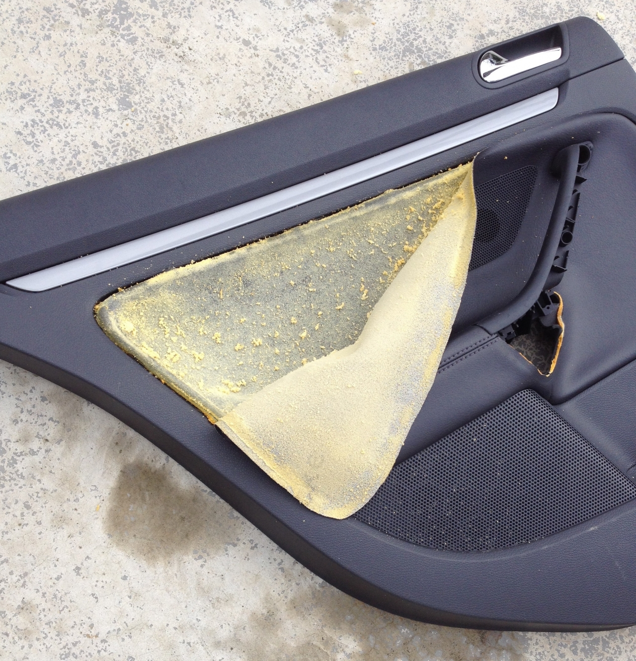 VWゴルフ　ドア内張り剥がれ補修のブログを更新しました。